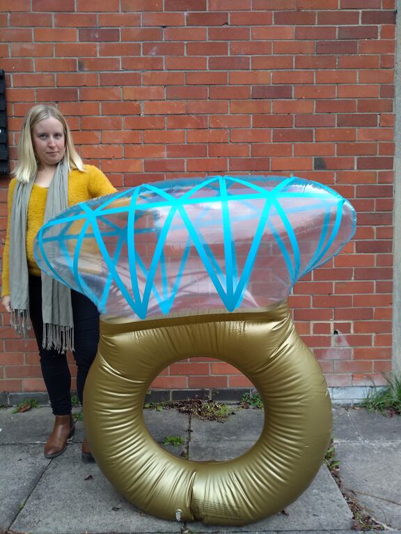 Inflatable diamond pool ring