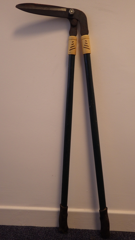Long-handled edging shears